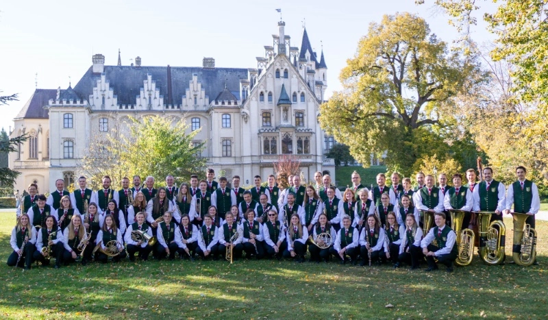 Gruppenfoto der gesamten Trachtenmusikkapelle vor dem Schloss in Grafenegg