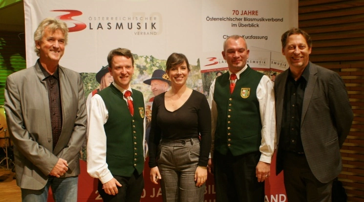 Obmann Markus Plaschg und Kapellmeister Stephan Kaufmann mit der Jury vom Bundeswettbewerb in Grafenegg